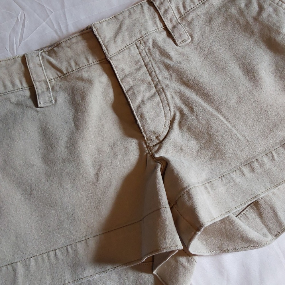 American Eagle Women's Shorts Size 4 Tan Khaki Stretch Casual Work 2 1/2" Inseam